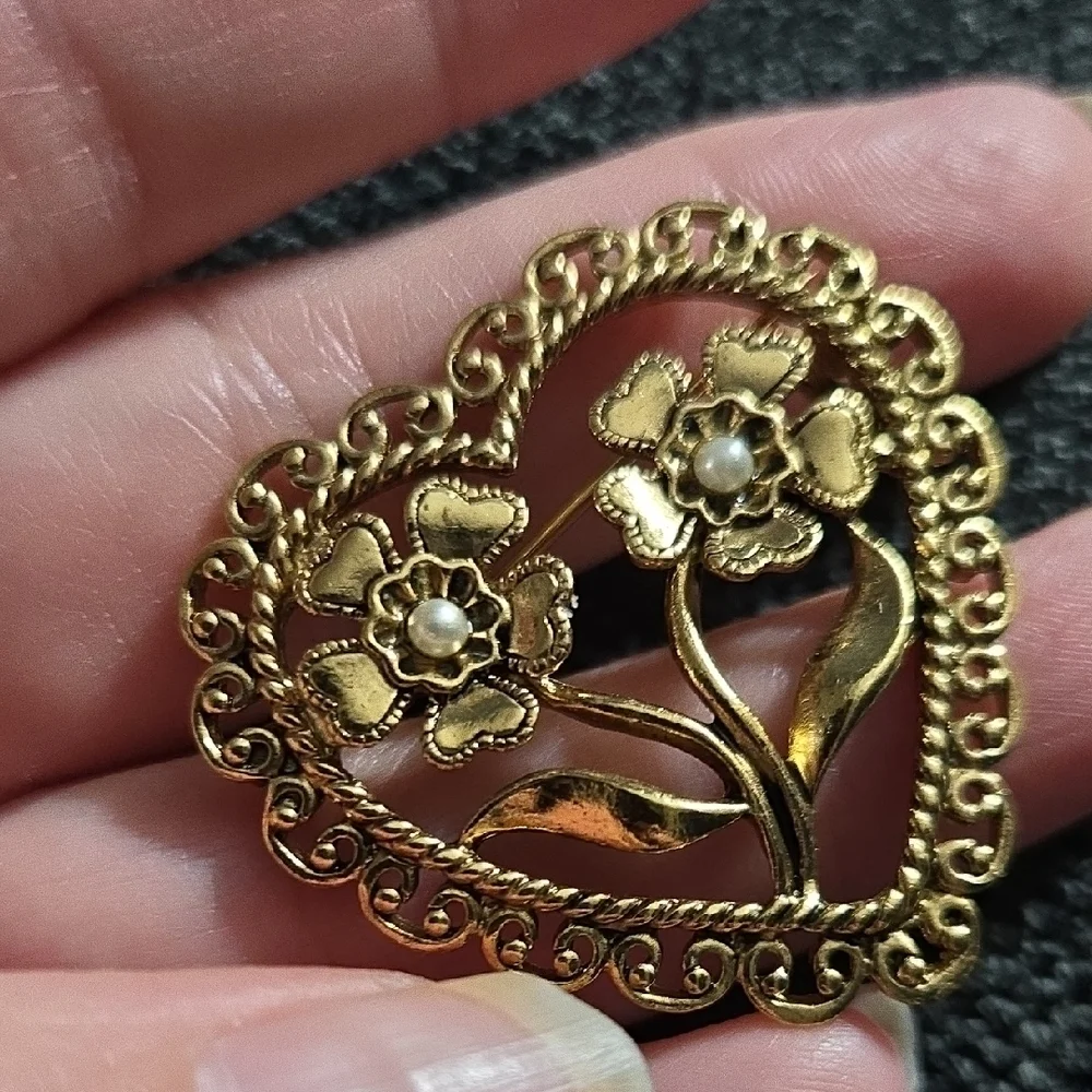 Gold‎ Tone Floral Heart Brooch